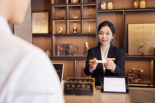 溫馨之窗 酒店前臺女服務員遞上房卡的一刻